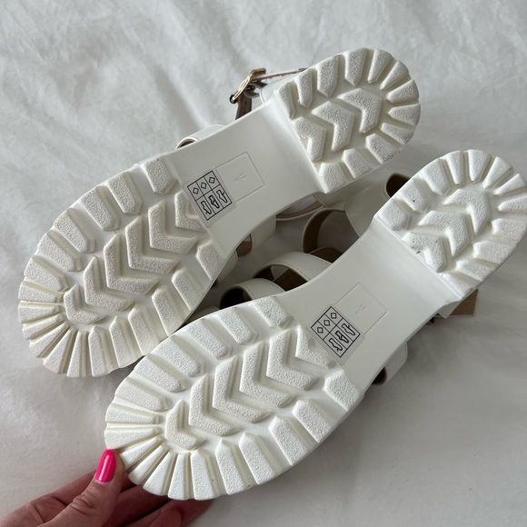 WHITE STRAPPY CLEATED SANDALS, SIZE 10 - Picture 3 of 5